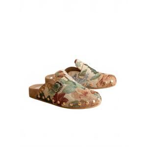 NEW OASIS SOCIETY women's toni floral tapestry studded buckle clog in floral tap